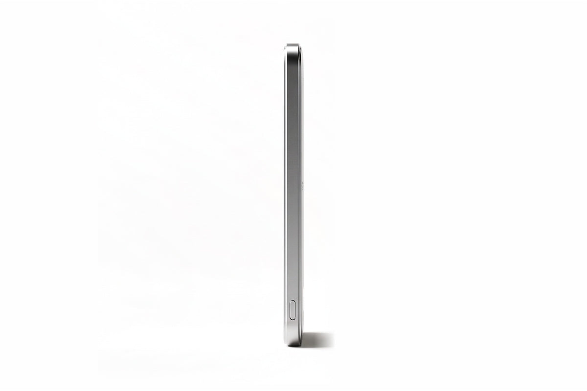 HELION AIR ultra-thin magnetic power bank, side profile showing its thin aluminium edge
